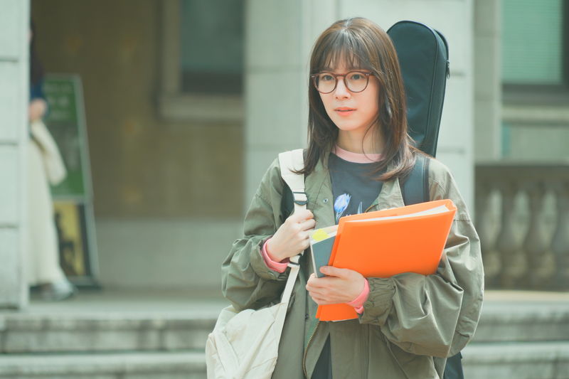 milet　演技初挑戦で夫を支える妻役と人気シンガーソングライター役の二役　「知らないカノジョ」場面写真
