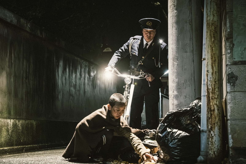 佐藤二朗が体現する未曽有の怪物　べっとりと血痕の付着した凶器を掲げる姿　「名無し」ポスター