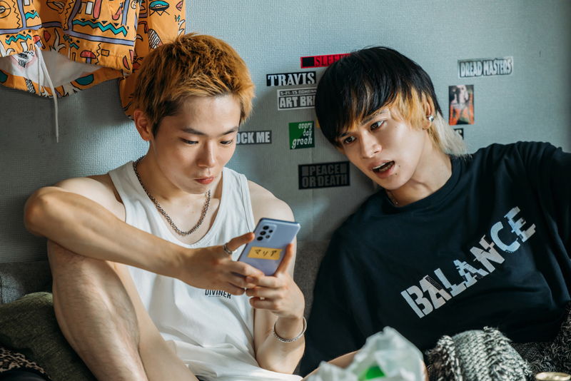 北村匠海　SNSで女性を装い返信　男を誘い出す“闇”ビジネスの一端　「愚か者の身分」本編映像