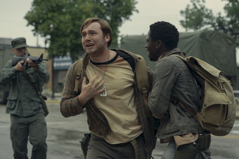 命懸けでひたすら歩き続ける少年たち　止まったら即死のデスレース　「ロングウォーク」公開日決定