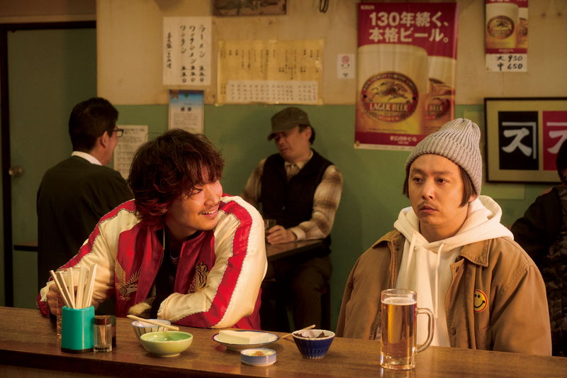 堂本剛の受けの演技が光る　綾野剛のアドリブに森崎ウィンのツッコミも　映画「まる」本編映像