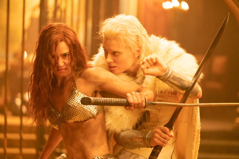 銀のビキニアーマーをまとった女戦士　激闘に身を投じる姿　「レッド・ソニア／反逆の剣」場面写真