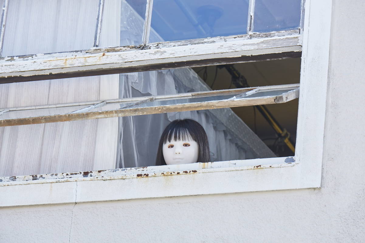 窓から顔をのぞかせる顔にやけどを負った少女　南沙良のぼうぜんとした姿も　「この子は邪悪」場面写真