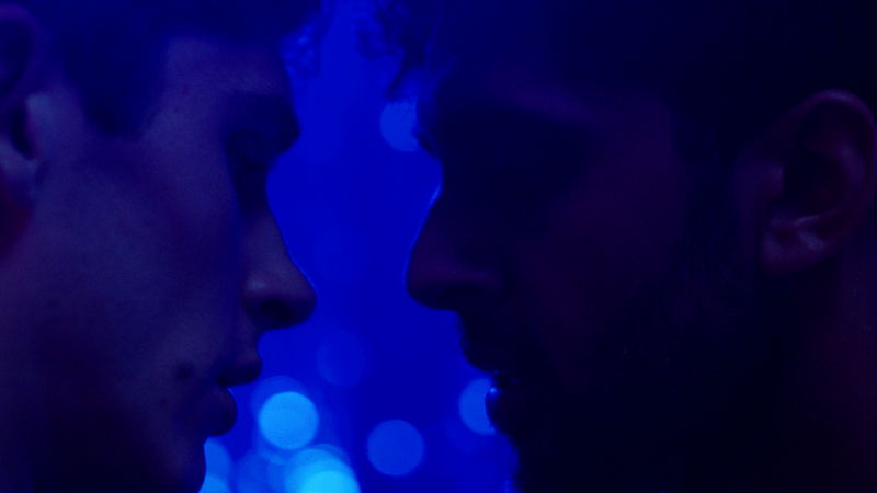 ゲイであることを隠す高校生　クラブでの同性へのキスを知り合いに見られる　「恋人はアンバー」本編映像