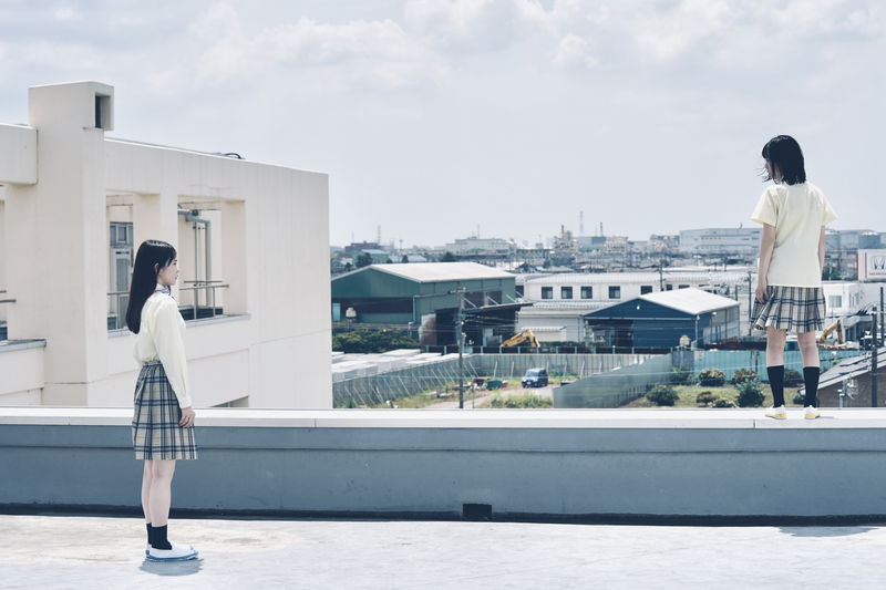 山田杏奈に自分の方を向かせられる長尾謙杜　自転車で一緒に通学する姿も　「恋に至る病」場面写真