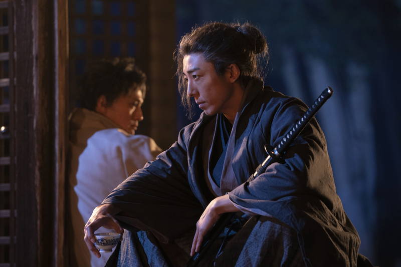 最強の人斬り＝佐藤健　斬殺される妻＝有村架純　るろ剣最終章「The Beginning」場面写真