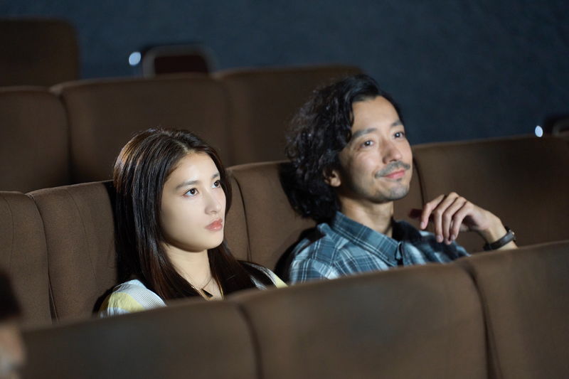 土屋太鳳と佐久間大介の水族館デート　金子ノブアキとは名画座デート　「マッチング」場面写真