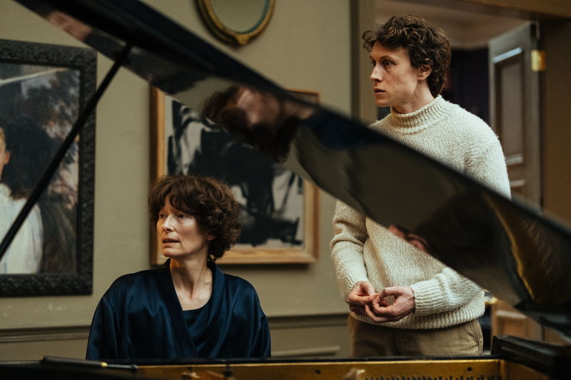 終末世界の地下生活 贅を尽くした生活を死守しようとする富裕者たちのゆがんだ饗宴 「THE END」場面写真