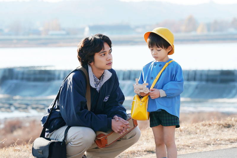 北村匠海　学ラン姿の高校生から、父として息子に温かいまなざしを向ける姿まで　「とんび」場面写真