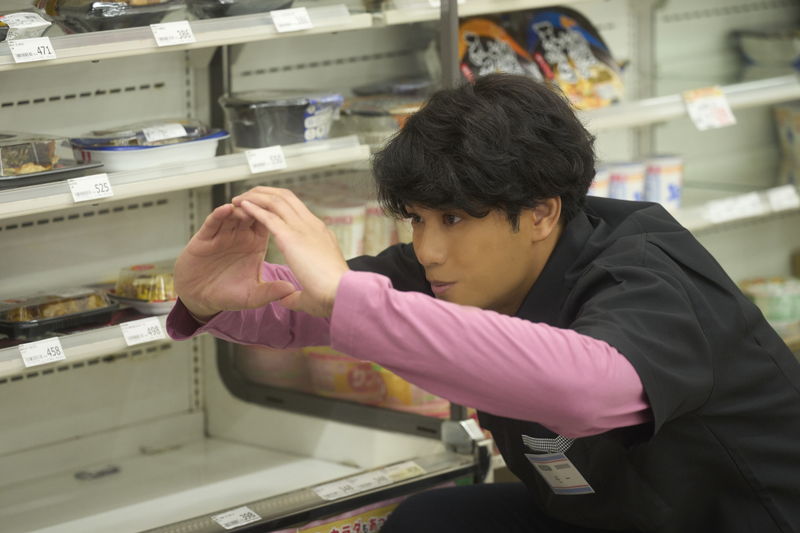 〇が描かれた紙を見せながら笑顔を向ける綾野剛　手で◯を作ってのぞき込む吉岡里帆　「まる」場面写真