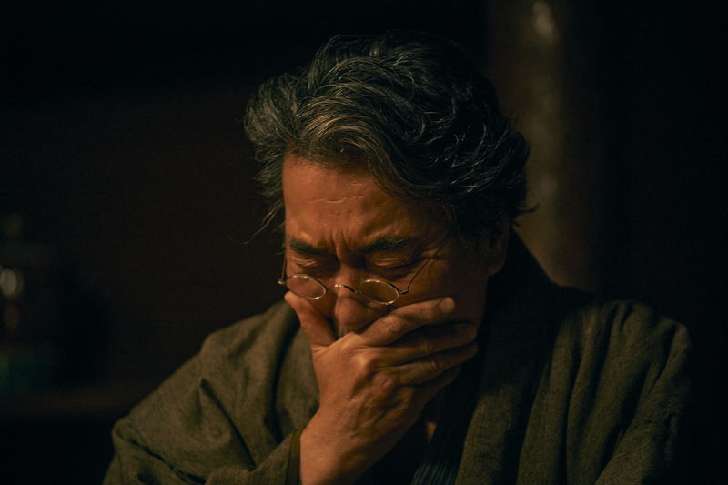 役所広司　涙ぐんで菅田将暉を抱きかかえる姿　人目もはばからず号泣する姿も　「銀河鉄道の父」場面写真