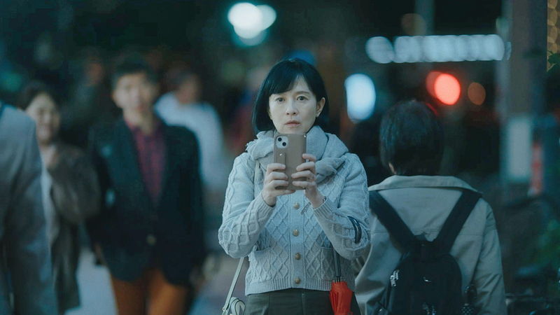 香川照之　不安にも必死にも見える表情で窓ガラスをホースで清掃する姿　「災 劇場版」場面写真