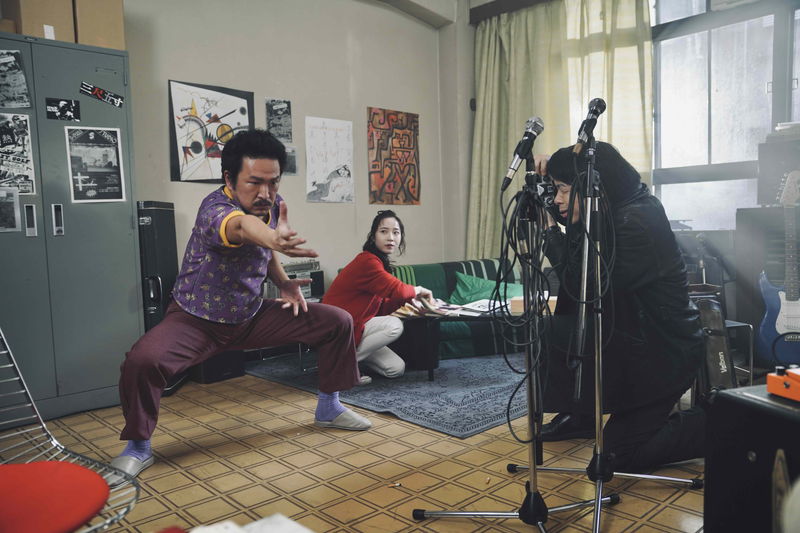 峯田和伸・若葉竜也・吉岡里帆　自主制作レコードを誇らしく見る姿　「ストリート・キングダム」場面写真