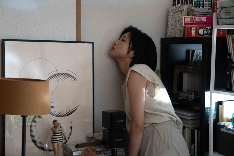 河合優実　笑顔に殺気立った姿　ハムをほおばる瞬間も　さまざまな表情見せる　「ナミビアの砂漠」場面写真