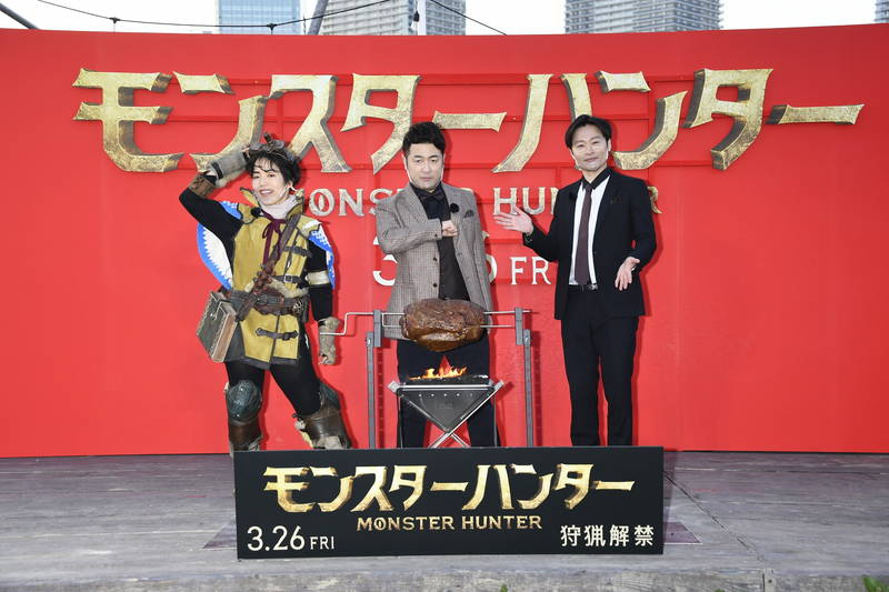 ゆりやんレトリィバァ　ダイエットで山崎紘菜と同じ体形？　山崎が映画で着用の受付嬢衣装で登場