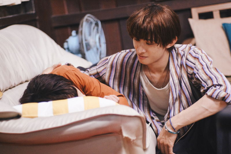 森崎ウィン＆向井康二　相合い傘でナイトマーケットのデート姿　「（LOVE SONG）」場面写真