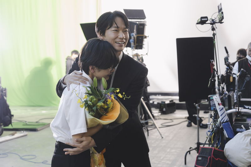 大役をやりとげた齋藤潤が涙　綾野剛がしっかりとハグ　「カラオケ行こ！」クランクアップ写真