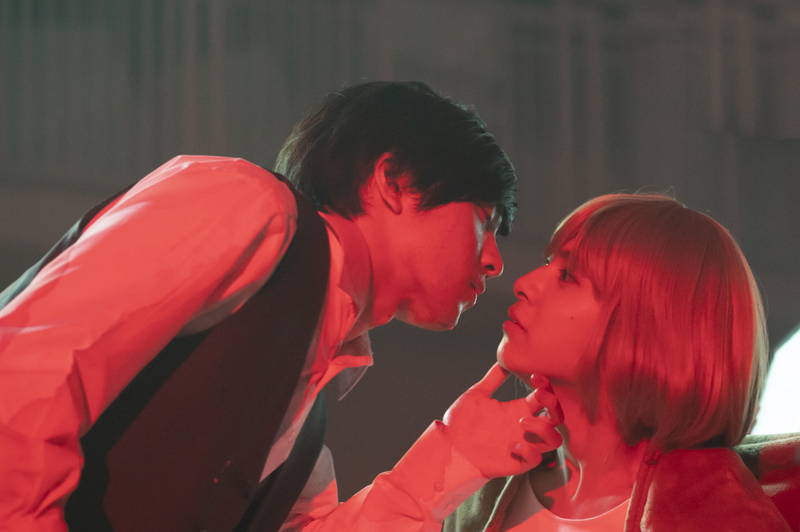 白いワンピース姿の小宮璃央、浦上晟周からキス？　謎の怪物の姿も　「グランギニョール」場面写真