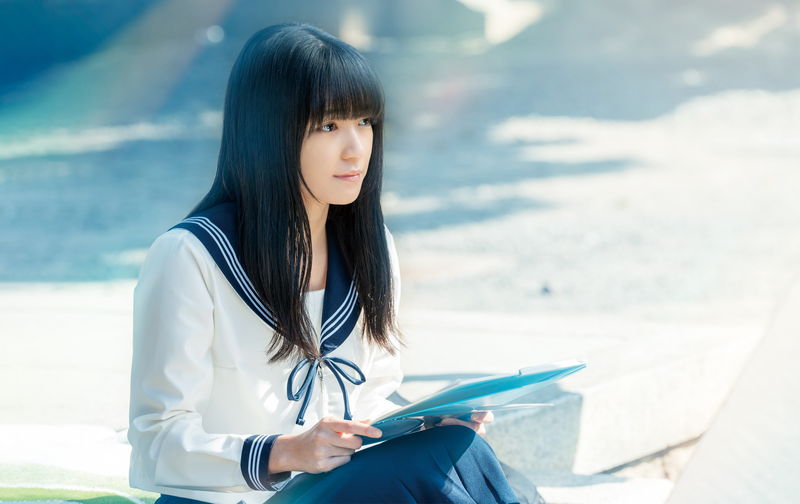 服部樹咲　けなげで繊細な表情を浮かべるセーラー服姿　映画「BISHU ～世界でいちばん優しい服～」特報