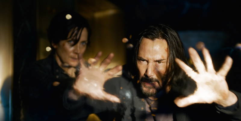キアヌ・リーブス、人の良さ全開　監督と談笑、共演者とハイタッチ　「マトリックス」最新作メイキング映像
