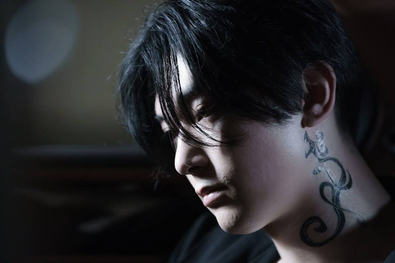 吉沢亮が“悪のカリスマ”に　黒髪のマイキー姿披露　「東京リベンジャーズ」場面写真