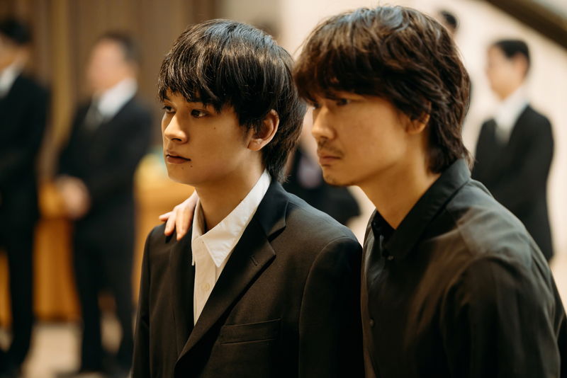 北村匠海、綾野剛にナイフを突きつける姿　林裕太と夜の歌舞伎町をさまよう姿も　「愚か者の身分」場面写真