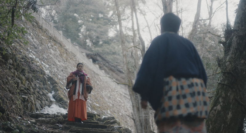 高橋一生＆黒崎煌代が森でさまよう姿　謎の女を演じる蒼戸虹子も　「脛擦りの森」場面写真