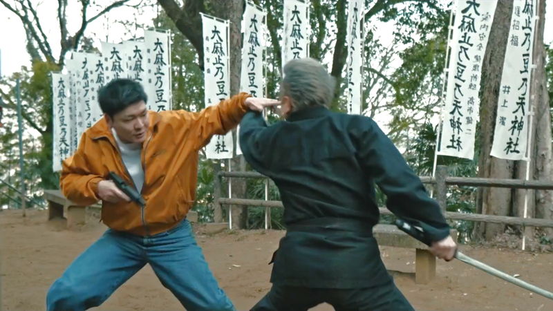 つり堀で肩を並べ、糸を垂らす2人の殺し屋　阪元裕吾監督「フレイムユニオン」ポスター