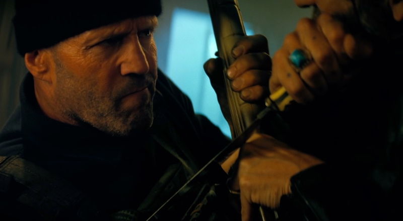 ジェイソン・ステイサム 使い慣れたツルハシで悪党と渡り合う姿 「ワーキングマン」場面写真