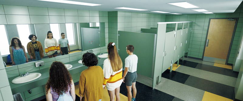 JKがトイレで1人ずつ餌食に　鏡に向かってその名を唱えると現れる殺人鬼　「キャンディマン」本編映像