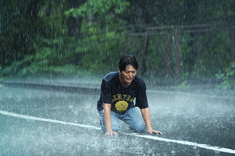 山田涼介　大雨の中でヒザから崩れ落ちて慟哭　声を発することをやめた人物役　「サイレントラブ」場面写真