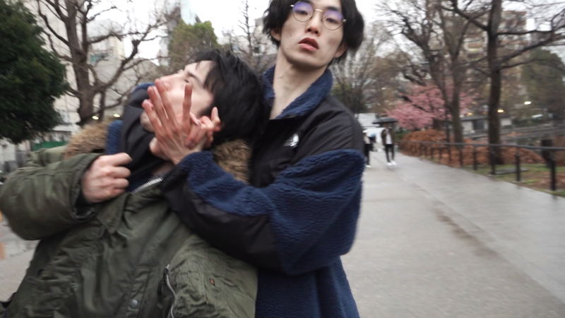 つり堀で肩を並べ、糸を垂らす2人の殺し屋　阪元裕吾監督「フレイムユニオン」ポスター