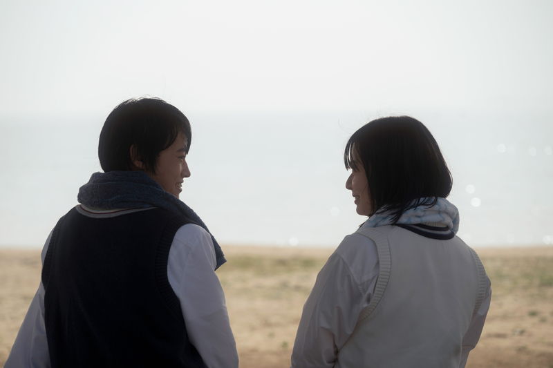大西流星が齊藤なぎさを後ろから抱き寄せる姿　胸キュンカット満載　「恋を知らない僕たちは」場面写真