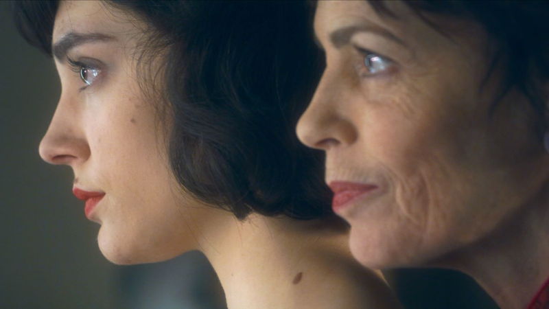 ヴィンテージドレスショップを訪れ、高級ドレスを着る若い女性　「メグレと若い女の死」本編映像