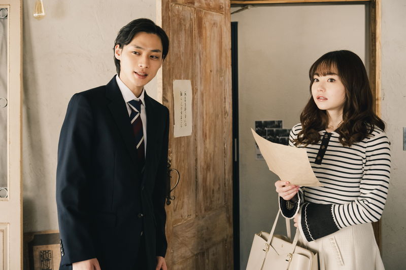 橋本愛、中川大志と笑顔で自撮り　親友に悩みを打ち明ける姿も　「早乙女カナコの場合は」場面写真