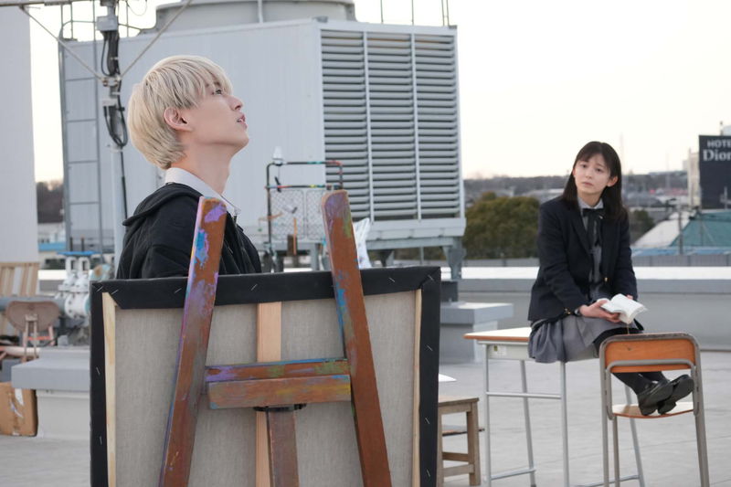 久間田琳加の”素の笑顔”　絵筆ふるう白岩瑠姫も　「夜が明けたら、いちばんに君に会いにいく」場面写真