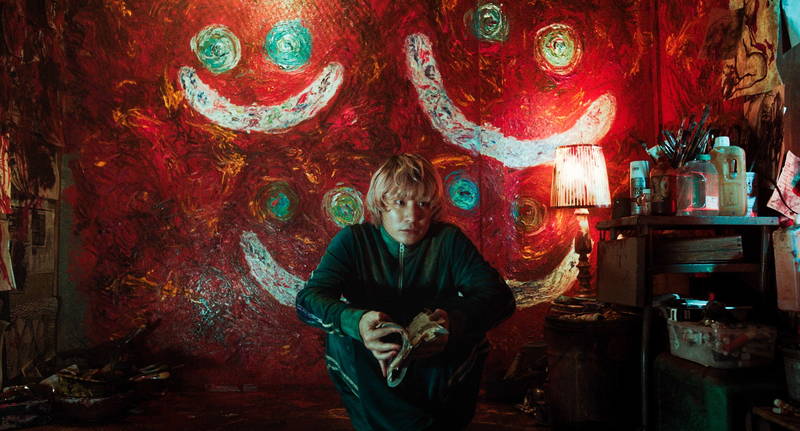 殺人鬼が壁に描く巨大スマイルマーク油絵　演じるFukase自ら手がける　「キャラクター」場面写真」公開