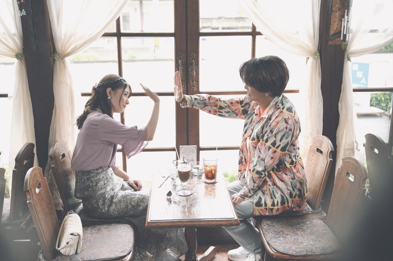 芳根京子＆髙橋海人　運命共同体ともいえる2人が笑顔の切ないハイタッチ　「君の顔では泣けない」場面写真