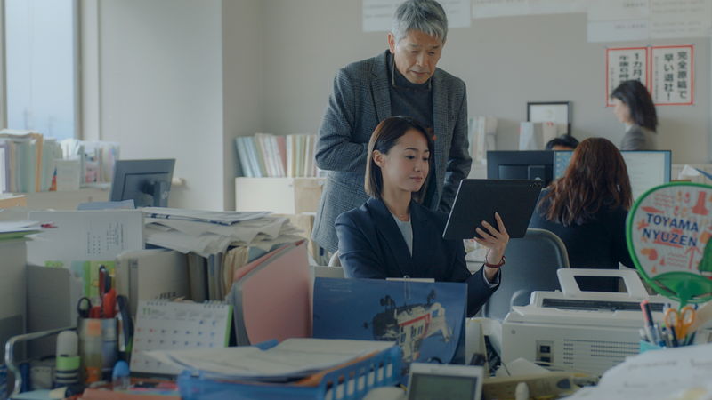 ワクチン接種後に妻を亡くした男　遺影が“奇跡の一枚”になり、“反ワクの象徴”に　「#拡散」本予告