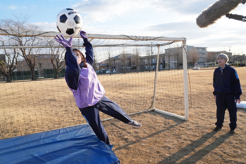 サッカー経験者の白岩瑠姫が久間田琳加にキーパー指導　「夜が明けたら、いちばんに君に会いにいく」映像