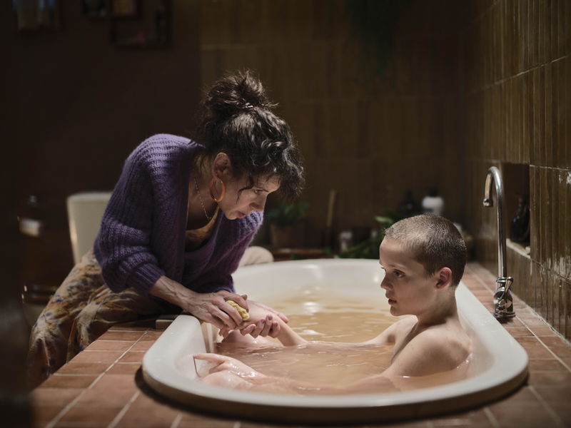 不気味な里親の切なる“願い”　兄妹に仕掛けられた “禁断の儀式”　「ブリング・ハー・バック」場面写真