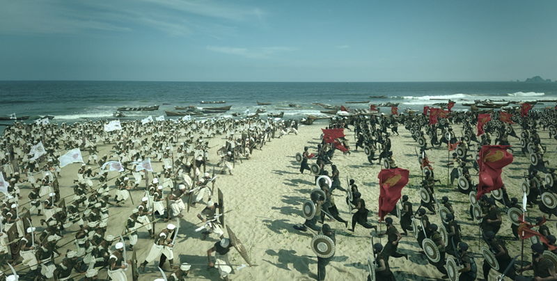 膨大な人数を動員した海辺での大戦闘シーン　「PS1」本編映像
