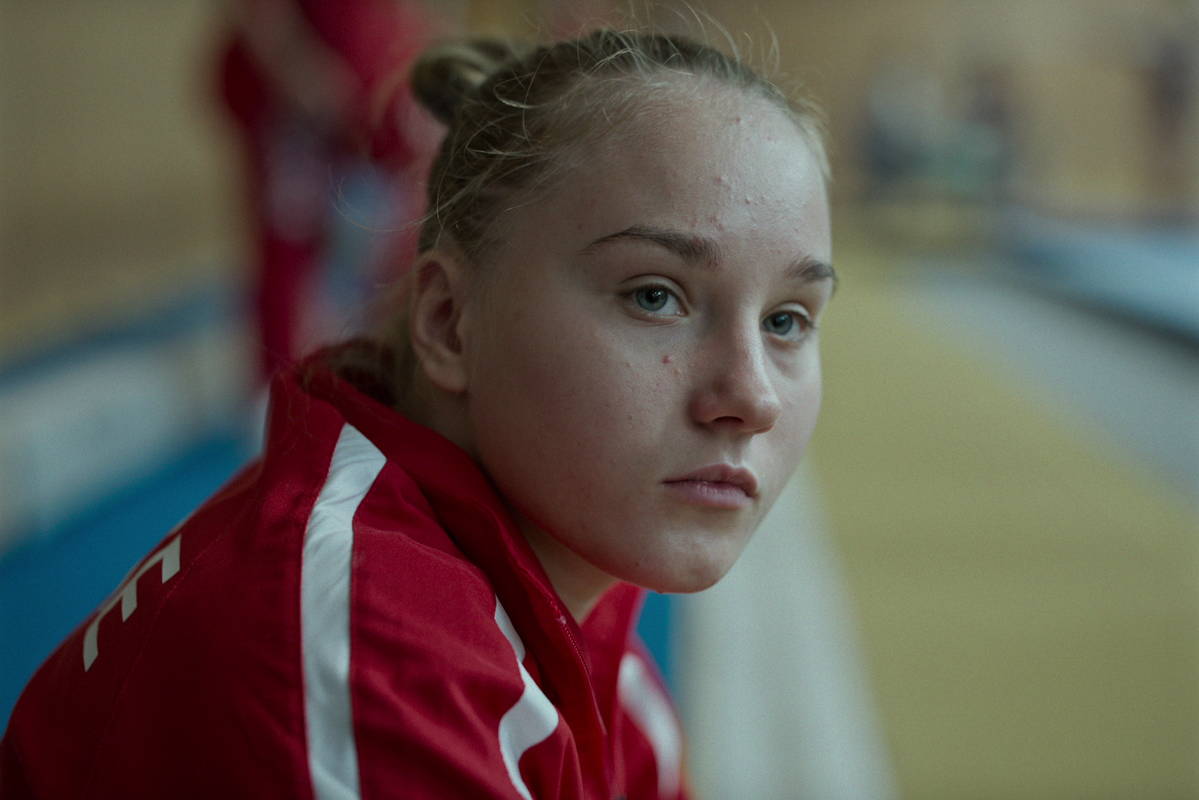 身の安全のためウクライナを去った15歳の体操選手　故郷を見守るしかできない葛藤　「オルガの翼」予告