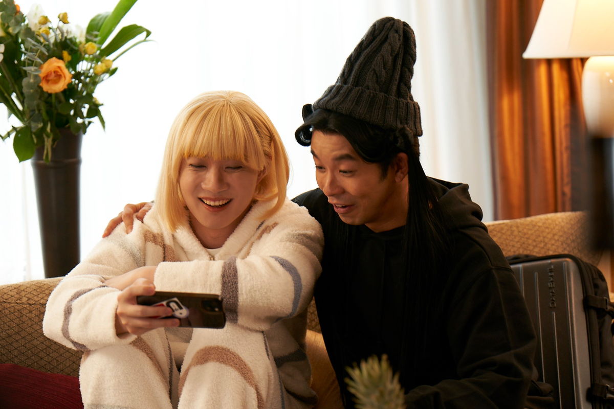 松山ケンイチ”イエス”＆染谷将太”ブッダ”　ヒーロー姿で操縦席に　「聖☆おにいさん」場面写真