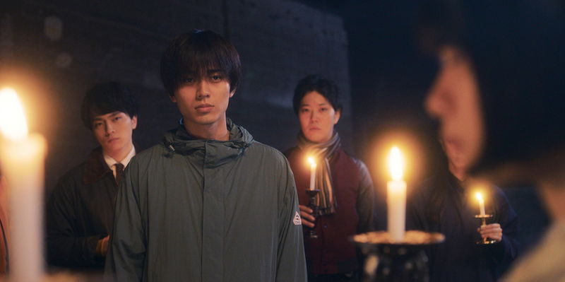 ろうそくの灯りに囲まれる中、杉咲花をまっすぐに見つめる永瀬廉　「法廷遊戯」場面写真
