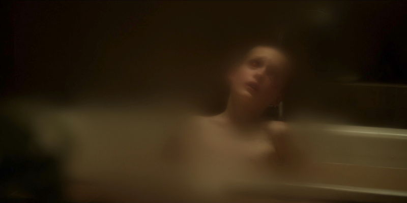 不気味な里親の切なる“願い”　兄妹に仕掛けられた “禁断の儀式”　「ブリング・ハー・バック」場面写真