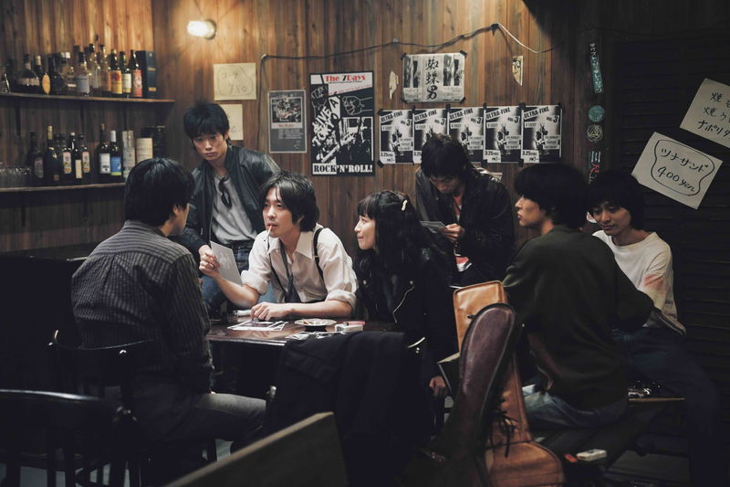 峯田和伸・若葉竜也・吉岡里帆　自主制作レコードを誇らしく見る姿　「ストリート・キングダム」場面写真