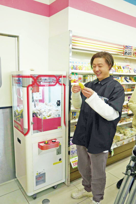 クレーンゲームにハマる堂本剛　水槽を掃除する堂本と見守る綾野剛も　「まる」メイキング＆オフショット