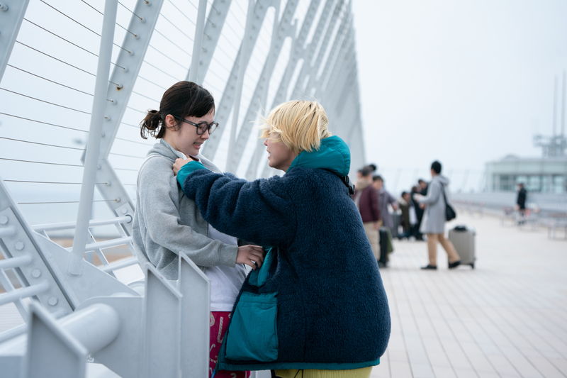 有村架純、黒木華、南沙良 ワインを片手に笑顔で語らう姿 「マジカル・シークレット・ツアー」場面写真