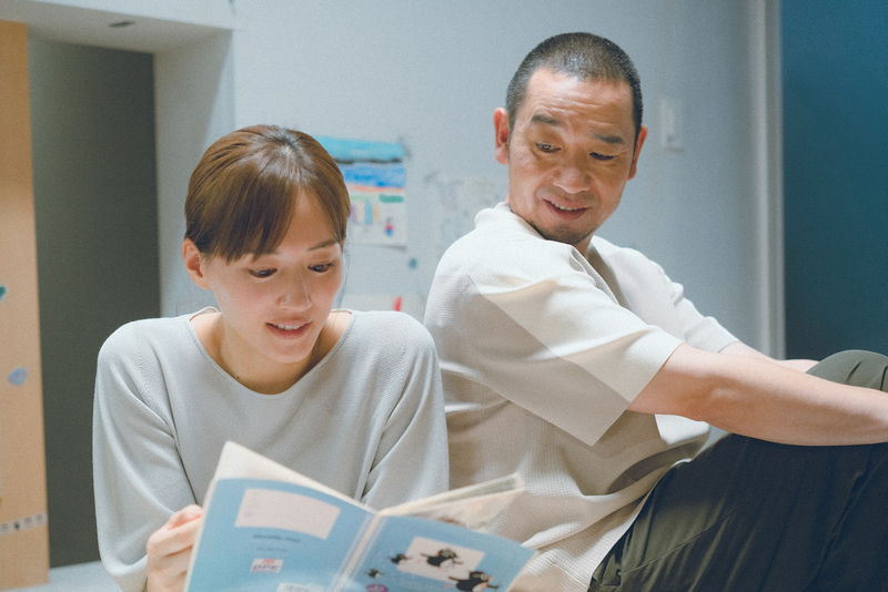 綾瀬はるか＆大悟　息子のヒューマノイドと前方を見上げる姿　「箱の中の羊」特報